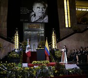 Gabrielio Garcia Marquezo gimtinėje Kolumbijoje ir Meksikoje, kur jis gyveno pastaruoju metu, žmonės atiduoda pagarbą praėjusią savaitę mirusiam ra&scaron;ytojui. 