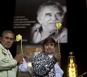Gabrielio Garcia Marquezo gimtinėje Kolumbijoje ir Meksikoje, kur jis gyveno pastaruoju metu, žmonės atiduoda pagarbą praėjusią savaitę mirusiam ra&scaron;ytojui. 