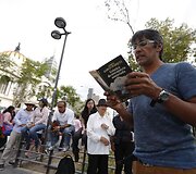 Gabrielio Garcia Marquezo gimtinėje Kolumbijoje ir Meksikoje, kur jis gyveno pastaruoju metu, žmonės atiduoda pagarbą praėjusią savaitę mirusiam ra&scaron;ytojui. 