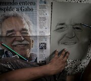 Gabrielio Garcia Marquezo gimtinėje Kolumbijoje ir Meksikoje, kur jis gyveno pastaruoju metu, žmonės atiduoda pagarbą praėjusią savaitę mirusiam ra&scaron;ytojui. 
