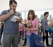 Gabrielio Garcia Marquezo gimtinėje Kolumbijoje ir Meksikoje, kur jis gyveno pastaruoju metu, žmonės atiduoda pagarbą praėjusią savaitę mirusiam ra&scaron;ytojui. 