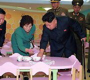 Kim Jong Unas apžiūrinėja vaikų namus