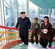 Kim Jong Unas apžiūrinėja vaikų namus
