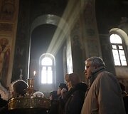 Permėje žmonės renkasi prie klubo, kuriame per gaisrą žuvo žmonės, &scaron;iame mieste vyksta ir žuvusiųjų laidotuvės.