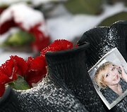 Permėje žmonės renkasi prie klubo, kuriame per gaisrą žuvo žmonės, &scaron;iame mieste vyksta ir žuvusiųjų laidotuvės.