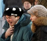Permėje žmonės renkasi prie klubo, kuriame per gaisrą žuvo žmonės, &scaron;iame mieste vyksta ir žuvusiųjų laidotuvės.
