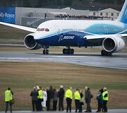 &bdquo;Boeing 787 Dreamliner&ldquo; po beveik dviejų su puse metų vėlavimo pagaliau pakilo bandomajam skrydžiui.