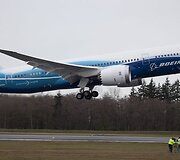 &bdquo;Boeing 787 Dreamliner&ldquo; po beveik dviejų su puse metų vėlavimo pagaliau pakilo bandomajam skrydžiui.