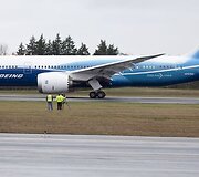 &bdquo;Boeing 787 Dreamliner&ldquo; po beveik dviejų su puse metų vėlavimo pagaliau pakilo bandomajam skrydžiui.