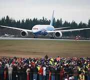 &bdquo;Boeing 787 Dreamliner&ldquo; po beveik dviejų su puse metų vėlavimo pagaliau pakilo bandomajam skrydžiui.