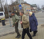 Rinkimai Lazdijų rajone: masiniai pavėžėjimai, plakatų plė&scaron;ymas, neblaivūs balsuotojai