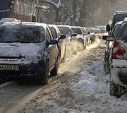 Dėl sniego Kijevo centre kilo didžiuliai kam&scaron;čiai