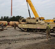 Į Gaižiūnų geležinkelio stotį sekmadienį atgabenta pirmoji dalis sunkiosios Jungtinių Valstijų karių technikos