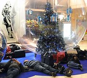 Žmonės ilgas valandas laukia Liono oro uoste Prancūzijoje 