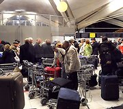 Žmonės ilgas valandas laukia Liono oro uoste Prancūzijoje 