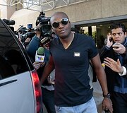 Klubo žaidėjas Aquivaldo Mosquera atvyko aplankyti komandos draugo į ligoninę