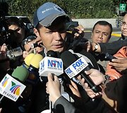 Futbolininkas Dante'ė Lopezas duoda interviu prie Mechiko ligoninės