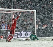 Futbolo rungtynės vyksta net ir tokiu oru