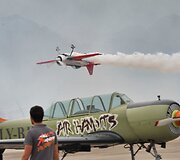 Kinijos dangaus akrobatų pasirodymas