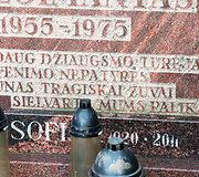 R.Razevičiaus fotografuoti užra&scaron;ai ant paminklų