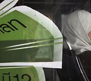 Prekybininkai vėl atidaro parduotuves, o turistai pamažu grįžta į Bankoką. 