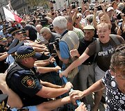 Protestuotojams pavyko sustabdyti kryžiaus perkėlimą į kitą vietą.