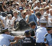 Protestuotojams pavyko sustabdyti kryžiaus perkėlimą į kitą vietą.