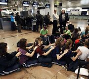 Žmonės laukia Briuselio oro uoste