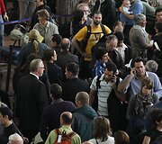 Žmonės laukia Briuselio oro uoste