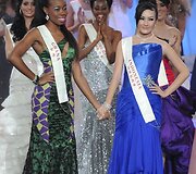 &bdquo;Mis Gana&ldquo; Stephanie Adwoa Agyeiwaa Karikari (kairėje) ir &bdquo;Mis Indonezija&ldquo; Astrid Ellena Indriana Yunadi