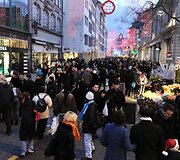 Žmonės plūsta į parduotuves
