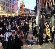 Žmonės plūsta į parduotuves
