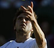Gillesas Simonas (8) (Prancūzija) nesunkiai 6-4, 6-3, 6-3 nugalėjo Bobby Reynoldsą (JAV)