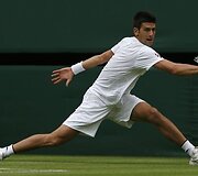 Ketvirtoji turnyro raketė serbas Novakas Džokovičius 6-7 (8-10), 7-6 (7-1), 6-2, 6-4 privertė pasiduoti Julieną Benneteau (Prancūzija)