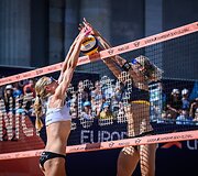 Erika Kliokmanaitė (kairėje)