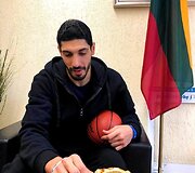 Enesas Kanteris Freedomas ragauja &scaron;akotį