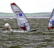 Lietuvos čempionas A.Menkevicius (kairėje) - pirmasis prie ženklo