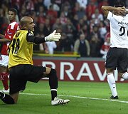 Pergalingą įvartį &bdquo;Arsenal&ldquo; klubui į &bdquo;Standard&ldquo; vartus įmu&scaron;ė Eduardo, kuris rungtynėse galėjo žaisti tik po to, kai likus vos porai dienų iki mačo UEFA panaikino žaidėjo diskvalifikaciją