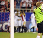 Visas 90 minučių debiutiniame mače UEFA Čempionų lygoje prie&scaron; &bdquo;Sevilla&ldquo; žaidęs &bdquo;Unirea&ldquo; vartininkas lietuvis G.Arlauskis du kartus buvo priverstas traukti kamuolį i&scaron; savo ginamų vartų tinklo