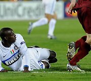 &bdquo;Inter&ldquo; ekipa beveik pusvalandį buvo priversta žaisti vienu žaidėju mažiau, nes už antrą geltoną kortelę i&scaron; aik&scaron;telės pa&scaron;alintas buvo M.Balotelli