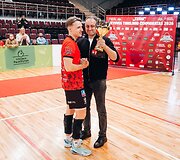 Alytaus meras Nerijus Cesiulis įteikia čempionų taurę