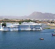 Garsusis Lake Palace vie&scaron;butis įsikūręs Udaipūre. Norint į jį patekti reikia valtimi perplaukti ežerą.
