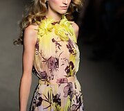 Matthew Williamson 2015 m. pavasario-vasaros kolekcijos modelis