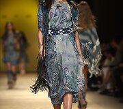 Etro 2015 m. pavasario-vasaros kolekcijos modelis
