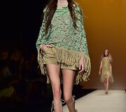 Alberta Ferretti 2015 m. pavasario-vasaros kolekcijos modelis