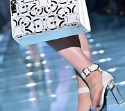 Versace 2015 m. pavasario-vasaros kolekcijos modelis