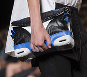 Alexander Wang 2015 m. pavasario-vasaros kolekcijos modelis