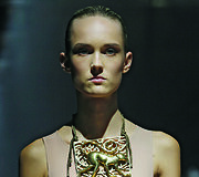 Alber Elbaz 2015 m. pavasario-vasaros kolekcijos modelis
