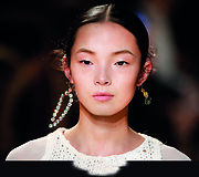 Nina Ricci 2015 m. pavasario-vasaros kolekcijos modelis