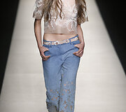 Alberta Ferretti 2015 m. pavasario-vasaros kolekcijos modelis